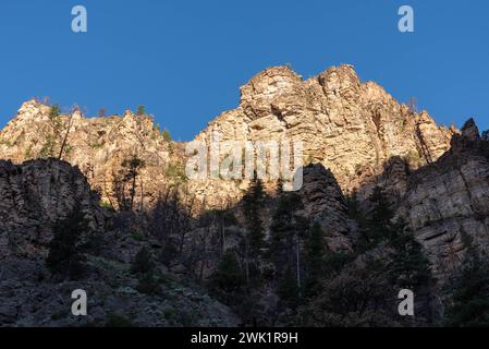 Klippen vom Grizzly Creek Trail im Glenwood Canyon, White River National Forest (Glenwood Springs, Colorado, USA) Stockfoto