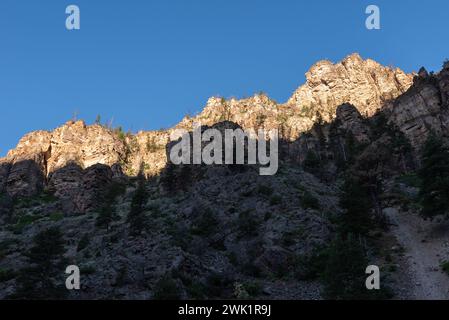 Klippen vom Grizzly Creek Trail im Glenwood Canyon, White River National Forest (Glenwood Springs, Colorado, USA) Stockfoto