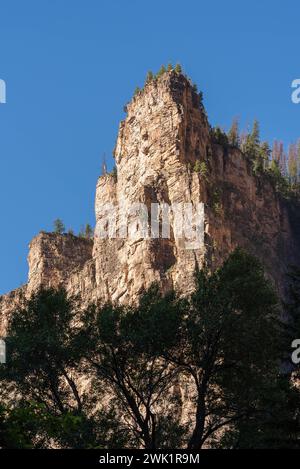 Klippen vom Grizzly Creek Trail im Glenwood Canyon, White River National Forest (Glenwood Springs, Colorado, USA) Stockfoto