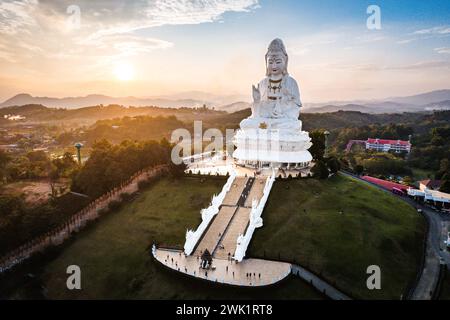 Luftaufnahme von Wat Huay Pla Kang: Göttin der Barmherzigkeit, in Chiang Rai, Thailand Stockfoto