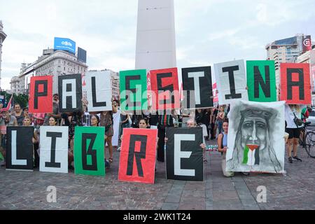 Buenos Aires, Argentinien, 16. Februar 2024: Menschen protestieren vor dem Obelisken in der Innenstadt mit Plakaten in den Farben der palästinensischen Flagge Stockfoto