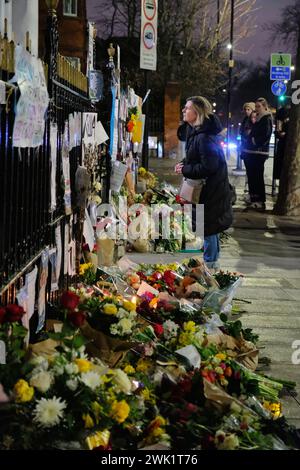 London, UK, 17. Februar 2024. Nach dem Tod des Oppositionsführers Alexej Nawalny wurden weiterhin Blumen-Tribut gegenüber der russischen Botschaft in Kensington hinterlassen. Eine Gruppe von Menschen versammelte sich am Samstagabend in ruhiger Besinnung in der Gegend, in der Plakate und Kerzen platziert worden waren. Quelle: Eleventh Photography/Alamy Live News Stockfoto