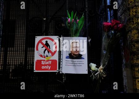 London, UK, 17. Februar 2024. Nach dem Tod des Oppositionsführers Alexej Nawalny wurden weiterhin Blumen-Tribut gegenüber der russischen Botschaft in Kensington hinterlassen. Eine Gruppe von Menschen versammelte sich am Samstagabend in ruhiger Besinnung in der Gegend, in der Plakate und Kerzen platziert worden waren. Quelle: Eleventh Photography/Alamy Live News Stockfoto