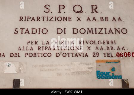 Rom Italien - 22. Mai 2011; altes graviertes Schild an der Seite des Stadtgebäudes mit der Überschrift S.P.Q.R. Stockfoto