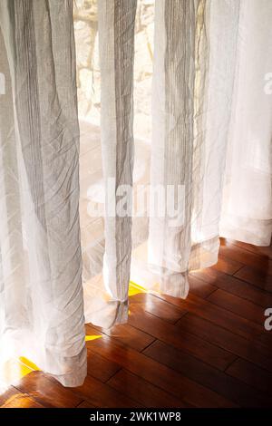 Sonnenlicht scheint durch die Vorhänge, Nahaufnahme. Stockfoto