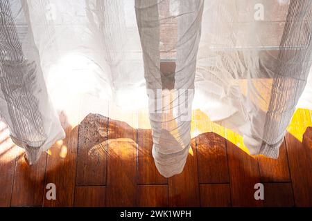 Sonnenlicht scheint durch die Vorhänge, Nahaufnahme. Stockfoto