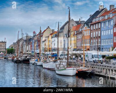 Farbenfrohe Gebäude säumen die Promenade des Nyhavn-Kanals im Zentrum von Kopenhagen. Stockfoto
