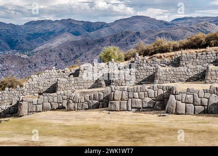 Landschaftsansicht der Mauern der Inka-Festung von Sacsayhuaman in der Nähe der Stadt Cusco, Peru. Stockfoto