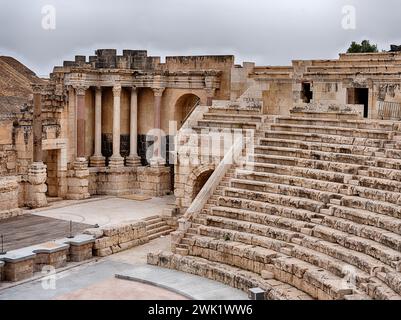 Ein Teil des antiken römischen Theaters von Scythopolis zeigt den Sitzbereich und einige der Säulen hinter der Bühne. Stockfoto