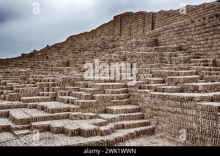 Die Huaca Pucllana-Pyramide besteht aus lehmziegeln, die sich in Lima in den Himmel erheben. Stockfoto