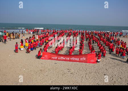 Eine Prozession wird in Island Sea Beach Saint Martin's Als pert der Internationalen Coastal Cleanup von keokradong Bangladesch, die Co veranstaltet wurden Stockfoto