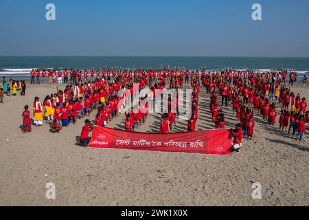 Eine Prozession wird in Island Sea Beach Saint Martin's Als pert der Internationalen Coastal Cleanup von keokradong Bangladesch, die Co veranstaltet wurden Stockfoto