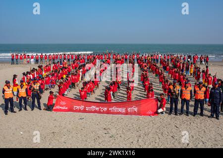 Eine Prozession wird in Island Sea Beach Saint Martin's Als pert der Internationalen Coastal Cleanup von keokradong Bangladesch, die Co veranstaltet wurden Stockfoto