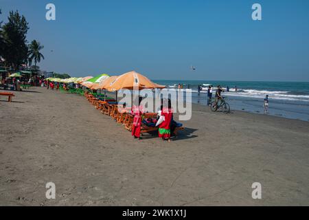 Touristen am Strand von Saint Martin Island in der Bucht von Bengalen. Cox's Bazar, Bangladesch. Stockfoto