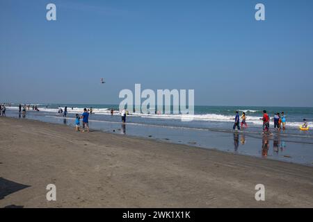 Touristen am Strand von Saint Martin Island in der Bucht von Bengalen. Cox's Bazar, Bangladesch. Stockfoto