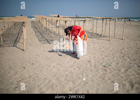 Freiwillige bis saubere Insel Meer Strand der St. Martin als pert der Internationalen Coastal Cleanup organisiert von keokradong Bangladesch, die coordin Stockfoto