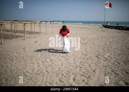 Freiwillige bis saubere Insel Meer Strand der St. Martin als pert der Internationalen Coastal Cleanup organisiert von keokradong Bangladesch, die coordin Stockfoto