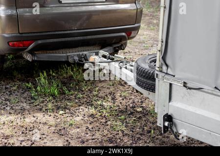 Anhängekupplung an einem Fahrzeug. Anhängerdeichsel mit Reserverad. Stockfoto