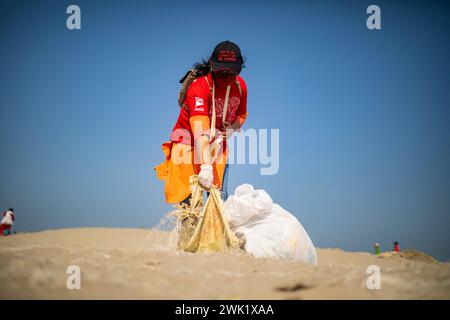 Freiwillige bis saubere Insel Meer Strand der St. Martin als pert der Internationalen Coastal Cleanup organisiert von keokradong Bangladesch, die coordin Stockfoto