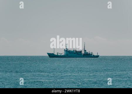 Fracht-Industrieschiffe, die in den Meereshorizont einfahren. Ein großer Frachtschiff-Getreidetanker auf See an sonnigem Tag. Transport, Seefracht, Seefracht Stockfoto