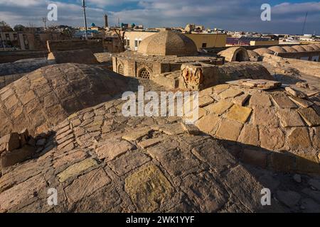 Kuppeln von Kukeldash Madrasa bei Sonnenuntergang, Buchara, Usbekistan Stockfoto