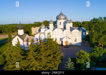 Blick auf die Kathedrale der Fürsprache der Heiligen Jungfrau an einem sonnigen Juni-Abend. Kloster Zverin. Veliky Nowgorod, Russland Stockfoto