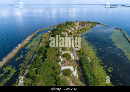 Blick von der Höhe des alten 1. Nördlichen Forts an einem sonnigen Augusttag (Schießen von einem Quadcopter). Kronstadt, Russland Stockfoto