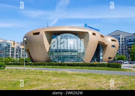 SANKT PETERSBURG, RUSSLAND - 04. JUNI 2021: Das Gebäude des Geschäftszentrums „Baltic Pearl“ an einem sonnigen Juni-Tag Stockfoto