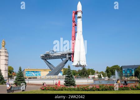 MOSKAU, RUSSLAND - 17. AUGUST 2022: Sonniger Augusttag bei der Wostok-Rakete. Gesamtrussisches Ausstellungszentrum (VDNH) Stockfoto