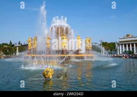 MOSKAU, RUSSLAND - 17. AUGUST 2022: Am Brunnen der Freundschaft der Völker an einem sonnigen Augusttag. VDNH (All-Russian Exhibition Center) Stockfoto