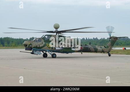 KUBINKA, RUSSLAND - 19. AUGUST 2022: Militärhubschrauber Mi-28NM (RF-13490) vor dem Start an einem bewölkten Tag. Flugplatz Kubinka, Region Moskau Stockfoto