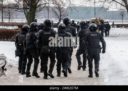 St. Petersburg, Russland. Februar 2024. Die Polizei blockiert den Weg zum Denkmal für die Opfer der politischen Unterdrückung, um das Gedenken an den russischen Oppositionsführer Alexej Nawalny einen Tag nach der Nachricht von seinem Tod in St. Petersburg zu ehren. Quelle: SOPA Images Limited/Alamy Live News Stockfoto