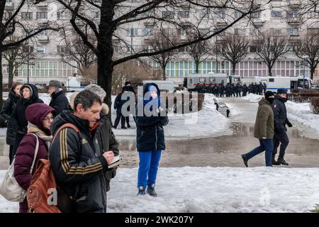 St. Petersburg, Russland. Februar 2024. Die Menschen versammeln sich an einem Denkmal für die Opfer der politischen Unterdrückung, um das Gedenken an den russischen Oppositionsführer Alexej Nawalny einen Tag nach der Nachricht von seinem Tod in St. Petersburg zu ehren. Quelle: SOPA Images Limited/Alamy Live News Stockfoto