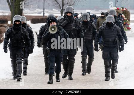 St. Petersburg, Russland. Februar 2024. Die Polizei blockiert den Weg zum Denkmal für die Opfer der politischen Unterdrückung, um das Gedenken an den russischen Oppositionsführer Alexej Nawalny einen Tag nach der Nachricht von seinem Tod in St. Petersburg zu ehren. Quelle: SOPA Images Limited/Alamy Live News Stockfoto