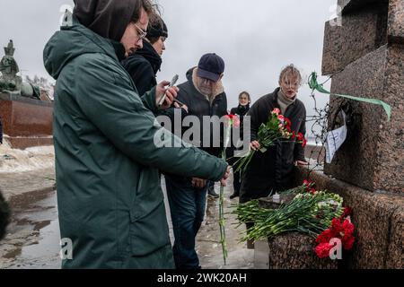 St. Petersburg, Russland. Februar 2024. Die Menschen versammeln sich an einem Denkmal für die Opfer der politischen Unterdrückung, um das Gedenken an den russischen Oppositionsführer Alexej Nawalny einen Tag nach der Nachricht von seinem Tod in St. Petersburg zu ehren. Quelle: SOPA Images Limited/Alamy Live News Stockfoto