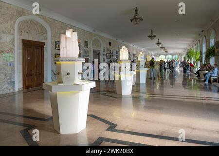 KISLOWODSK, RUSSLAND - 07. JUNI 2023: In der Narzan-Galerie des Kislowodsk-Kurorts. Kaukasisches Mineralwasser Stockfoto