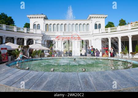 KISLOWODSK, RUSSLAND - 07. JUNI 2023: Stadtbrunnen am Pavillon 'Collonada 1912' Nahaufnahme an einem sonnigen Juni-Tag Stockfoto