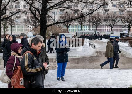 St. Petersburg, Russland. Februar 2024. Die Menschen versammeln sich an einem Denkmal für die Opfer der politischen Unterdrückung, um das Gedenken an den russischen Oppositionsführer Alexej Nawalny einen Tag nach der Nachricht von seinem Tod in St. Petersburg zu ehren. (Foto: Andrei Bok/SOPA Images/SIPA USA) Credit: SIPA USA/Alamy Live News Stockfoto