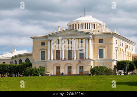 PAWLOWSK, RUSSLAND - 10. JULI 2023: Im alten Palast von Kaiser Paul I. an einem bewölkten Julitag. Viertel von St. Petersburg Stockfoto