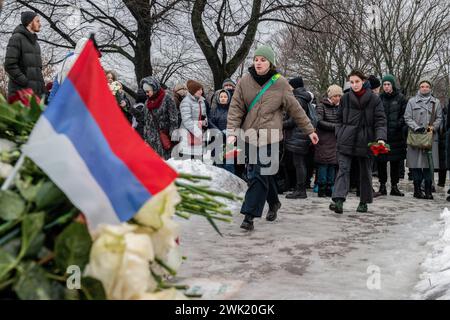 St. Petersburg, Russland. Februar 2024. Menschen legen Blumen an einem Denkmal für die Opfer politischer Repression, um das Gedenken an den russischen Oppositionsführer Alexej Nawalny am Tag nach der Nachricht von seinem Tod in St. Petersburg zu ehren. (Foto: Andrei Bok/SOPA Images/SIPA USA) Credit: SIPA USA/Alamy Live News Stockfoto