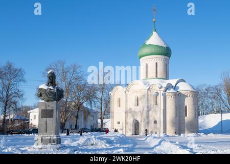 PERESLAW-ZALESSKY, RUSSLAND - 4. JANUAR 2024: Denkmal für den russischen Prinzen Alexander Newski und die mittelalterliche Verklärungskirche auf einem sonnigen J Stockfoto