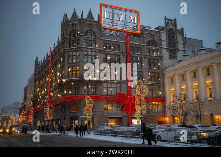 MOSKAU, RUSSLAND - 06. JANUAR 2024: Das Gebäude des Central Department Store (TSUM) in der verschneiten Januardämmerung Stockfoto