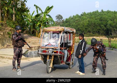 Bandarban, Bangladesch. Februar 2024. Mitglieder des BGB kontrollieren Zivilisten im Gebiet Naikhongchori nahe der Bangladesch-Myanmar-Grenze im Bezirk Bandarban in Bangladesch. Der Konflikt der BGP mit der Arakan Army, einer bewaffneten Rebellengruppe in Myanmar, geht unvermindert weiter. Anhaltendes Feuer, das Geräusch platzender Mörsergranaten war über die Grenze zwischen Bangladesch und Myanmar zu hören. Kugeln und Mörsergranaten aus Myanmar kommen über die Grenze in den Städten Bangladeschs. Quelle: SOPA Images Limited/Alamy Live News Stockfoto