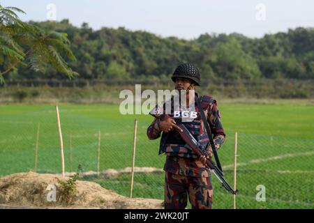 Bandarban, Bangladesch. Februar 2024. Ein Mitglied des BGB steht im Gebiet Naikhongchori nahe der Bangladesch-Myanmar-Grenze im Bezirk Bandarban in Bangladesch auf Wache. Der Konflikt der BGP mit der Arakan Army, einer bewaffneten Rebellengruppe in Myanmar, geht unvermindert weiter. Anhaltendes Feuer, das Geräusch platzender Mörsergranaten war über die Grenze zwischen Bangladesch und Myanmar zu hören. Kugeln und Mörsergranaten aus Myanmar kommen über die Grenze in den Städten Bangladeschs. (Foto: Piyas Biswas/SOPA Images/SIPA USA) Credit: SIPA USA/Alamy Live News Stockfoto