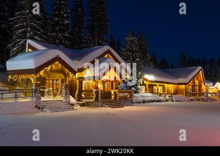 RUSKEALA, RUSSLAND - 20. JANUAR 2024: Touristeninformation und Souvenirshop an einer Januarnacht. Ruskeala Mountain Park Stockfoto