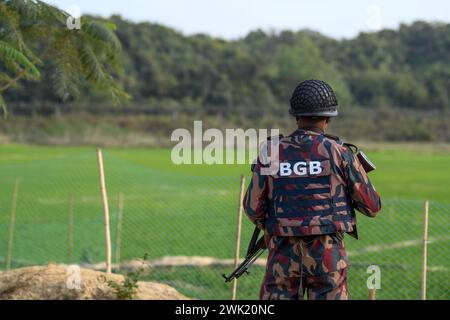 Bandarban, Bangladesch. Februar 2024. Ein Mitglied des BGB steht im Gebiet Naikhongchori nahe der Bangladesch-Myanmar-Grenze im Bezirk Bandarban in Bangladesch auf Wache. Der Konflikt der BGP mit der Arakan Army, einer bewaffneten Rebellengruppe in Myanmar, geht unvermindert weiter. Anhaltendes Feuer, das Geräusch platzender Mörsergranaten war über die Grenze zwischen Bangladesch und Myanmar zu hören. Kugeln und Mörsergranaten aus Myanmar kommen über die Grenze in den Städten Bangladeschs. (Foto: Piyas Biswas/SOPA Images/SIPA USA) Credit: SIPA USA/Alamy Live News Stockfoto