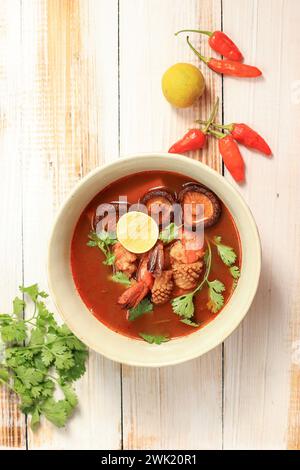 Tom Yam Kung, Garnelen- und Zitronensuppe mit Pilzen, thailändisches Essen in der White Bowl. Draufsicht Stockfoto