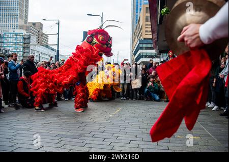 Die Löwen tanzen im Rhythmus der Zimbeln. Löwentänzer und Drachentänzer ziehen durch die Straßen Rotterdams, um die neuen Unternehmer zu segnen. Die Löwentanzzeremonie sorgt dafür, dass böse Geister verjagt werden und bringt Wohlstand und Glück für das neue Jahr. Chinesische Gemeinden auf der ganzen Welt begrüßten das Jahr des Drachen am Dienstag und läuteten das Mondneujahr mit Gebeten, Familienfesten und Einkaufsbummel ein. Es ist ein jährlich stattfindendes 15-tägiges Festival, das mit dem Neumond zwischen dem 21. Januar und dem 20. Februar in westlichen Kalendern beginnt. (Foto von Ana Fernandez/SOPA Images/ Stockfoto