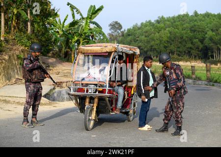 Bandarban, Bangladesch. Februar 2024. Mitglieder des BGB kontrollieren Zivilisten im Gebiet Naikhongchori nahe der Bangladesch-Myanmar-Grenze im Bezirk Bandarban in Bangladesch. Der Konflikt der BGP mit der Arakan Army, einer bewaffneten Rebellengruppe in Myanmar, geht unvermindert weiter. Anhaltendes Feuer, das Geräusch platzender Mörsergranaten war über die Grenze zwischen Bangladesch und Myanmar zu hören. Kugeln und Mörsergranaten aus Myanmar kommen über die Grenze in den Städten Bangladeschs. (Credit Image: © Piyas Biswas/SOPA Images via ZUMA Press Wire) NUR REDAKTIONELLE VERWENDUNG! Nicht für Commercia Stockfoto