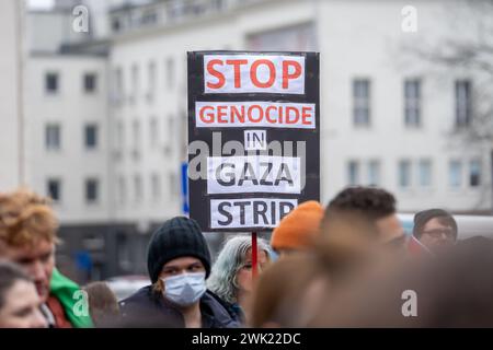 Warschau, Polen. Februar 2024. Eine Frau hält ein Banner mit der Aufschrift: "Stoppt den Völkermord im Gazastreifen" bei der Solidaritätskundgebung mit Palästina in Warschau. Hunderte pro-palästinensische Demonstranten versammelten sich bei strömendem Regen in Warschaus Zentrum, um zu protestieren. Während der Demonstration sang die Menge Slogans wie "freies Palästina" und kritisierte Israel, indem sie es als "Terrorstaat" bezeichnete. (Foto: Marek Antoni Iwanczuk/SOPA Images/SIPA USA) Credit: SIPA USA/Alamy Live News Stockfoto